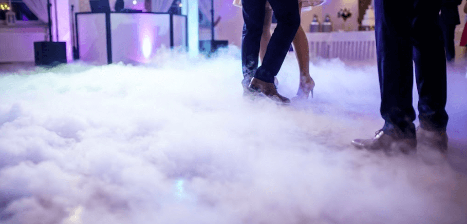 Lowfog dansen op wolken bruiloft